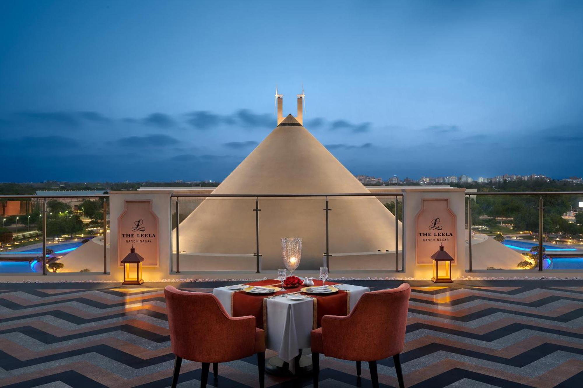 The Leela Gandhinagar Hotel Екстериор снимка