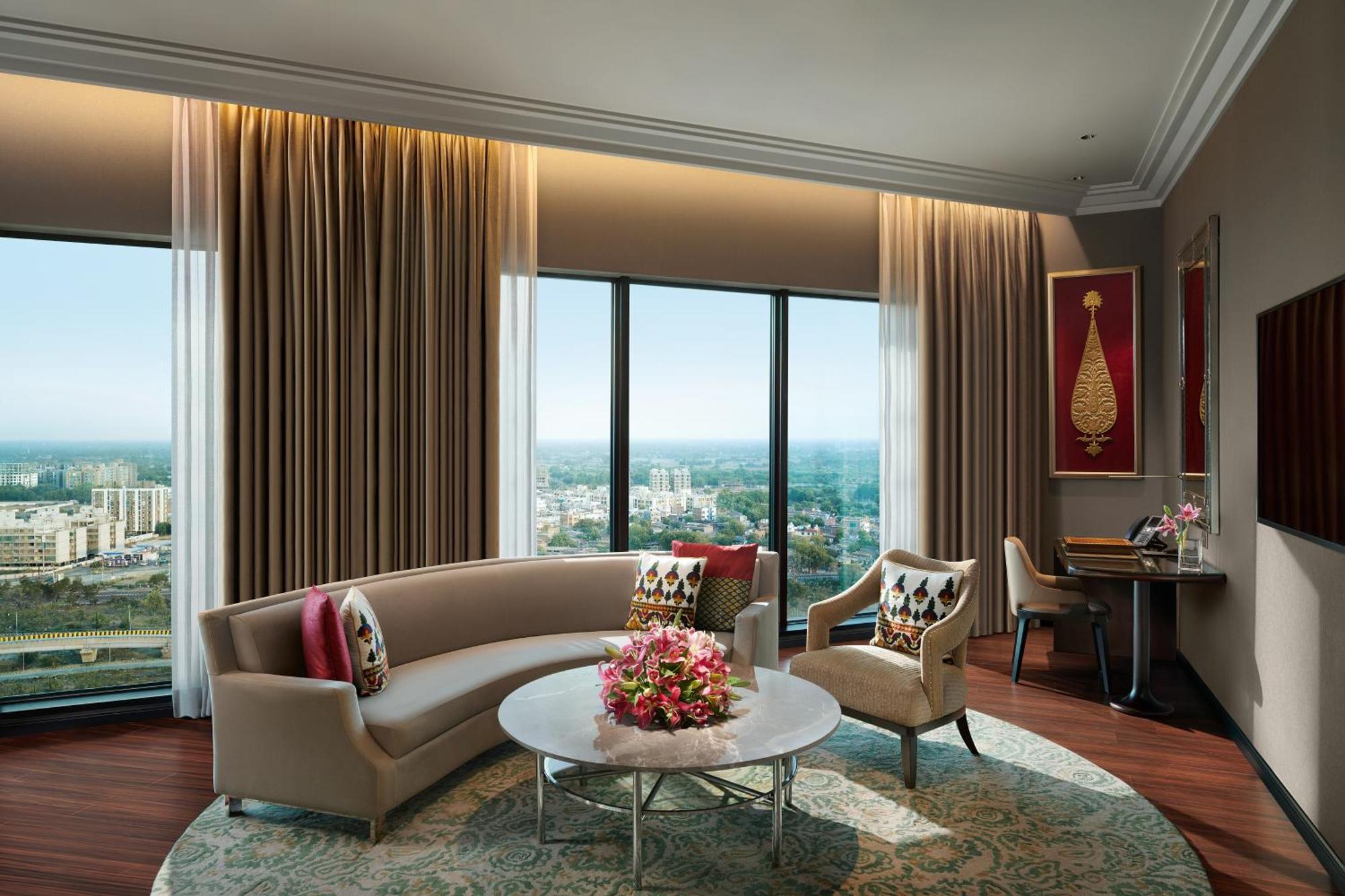 The Leela Gandhinagar Hotel Екстериор снимка